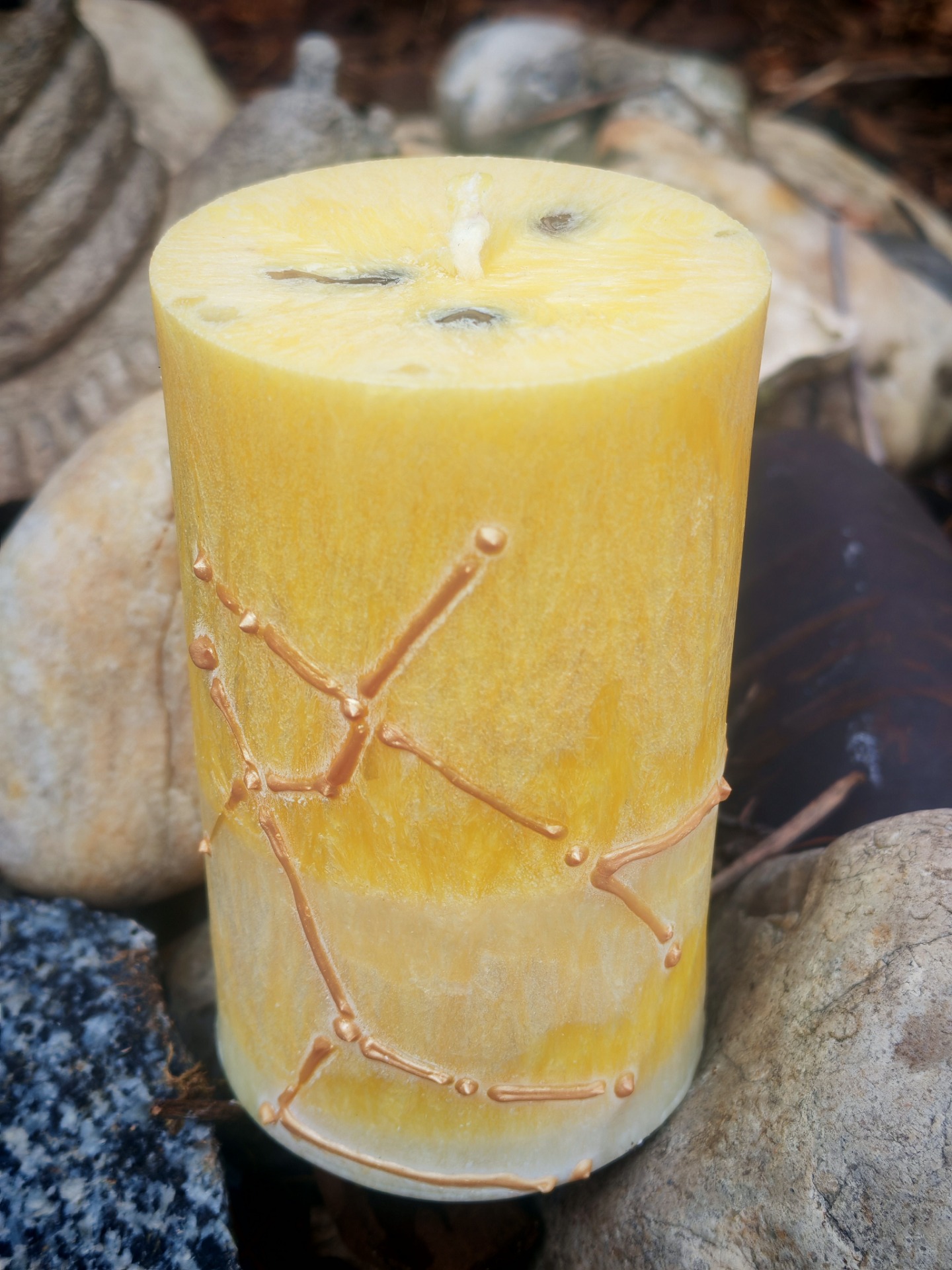 Svíčka podle znamení blíženci s fluoritem a tygřím okem 