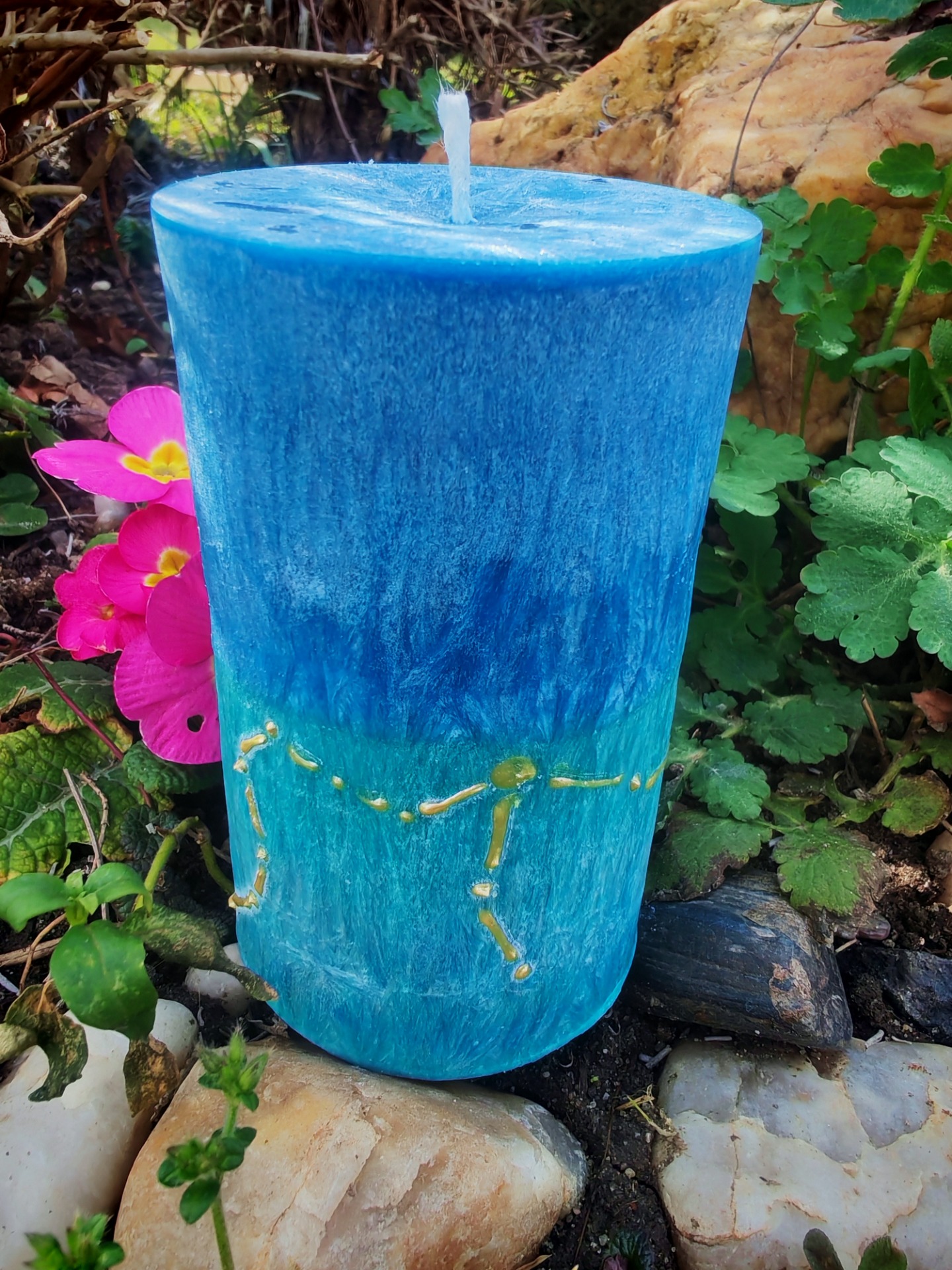 Svíčka podle znamení vodnář s fluoritem a křišťálem – ručně vyráběná rituální svíčka z palmového vosku