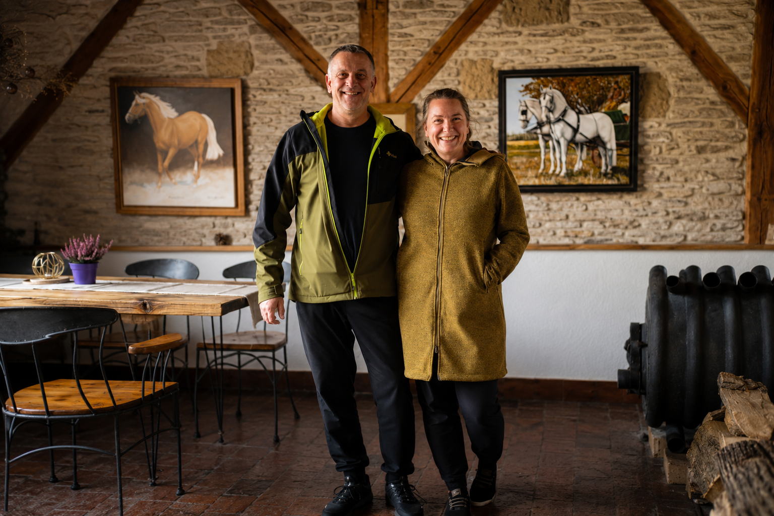 Pavel a Erika Písaříkovi, průvodci transformačních kurzů Be Healthy, v útulném interiéru s kamennou zdí v Chlumci nad Cidlinou