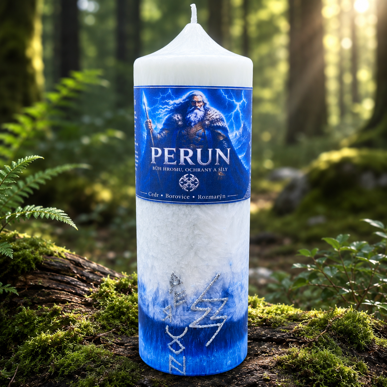Ručně vyráběná rituální svíčka Perun z 100% přírodního palmového vosku v přírodním prostředí se symbolem slovanského boha hromu, ochrany a síly.